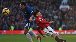 Danny Drinkwater (Chelsea) în duel cu Alexis Sanchez (Manchester United)