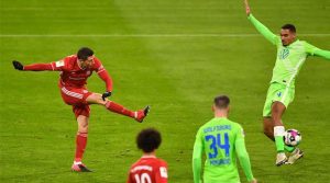 Robert Lewandowski în meciul Bayern - Wolfsburg 2-1