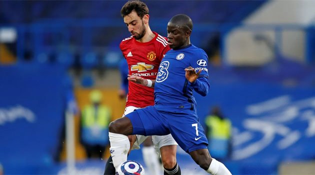 NGolo Kante în duel cu Bruno Fernandes în meciul Chelsea - Manchester United 0-0