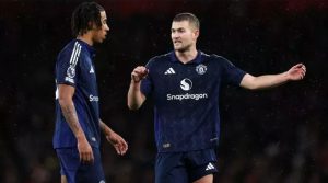 Matthijs de Ligh - Leny Yoro, perechea propusă pentru centrul apărării lui United în sistemul 4-2-3-1