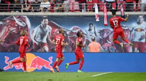 Jucătorii lui Leipzig sărbătoresc superbul gol al lui Szoboszlai în victoria 3-0 cu Dortmund
