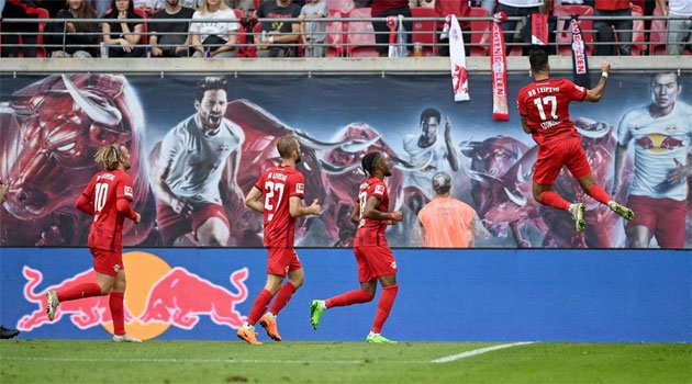 Jucătorii lui Leipzig sărbătoresc superbul gol al lui Szoboszlai în victoria 3-0 cu Dortmund