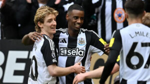 Dublă pentru Alexander Isak în meciul Newcastle - Nottingham Forest 4-3