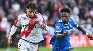 Andrei Rațiu în duel cu Vinicius în meciul Rayo Vallecano - Real Madrid 0-0