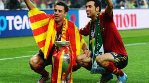 Xavi şi Sergio Busquets cu trofeul EURO 2012